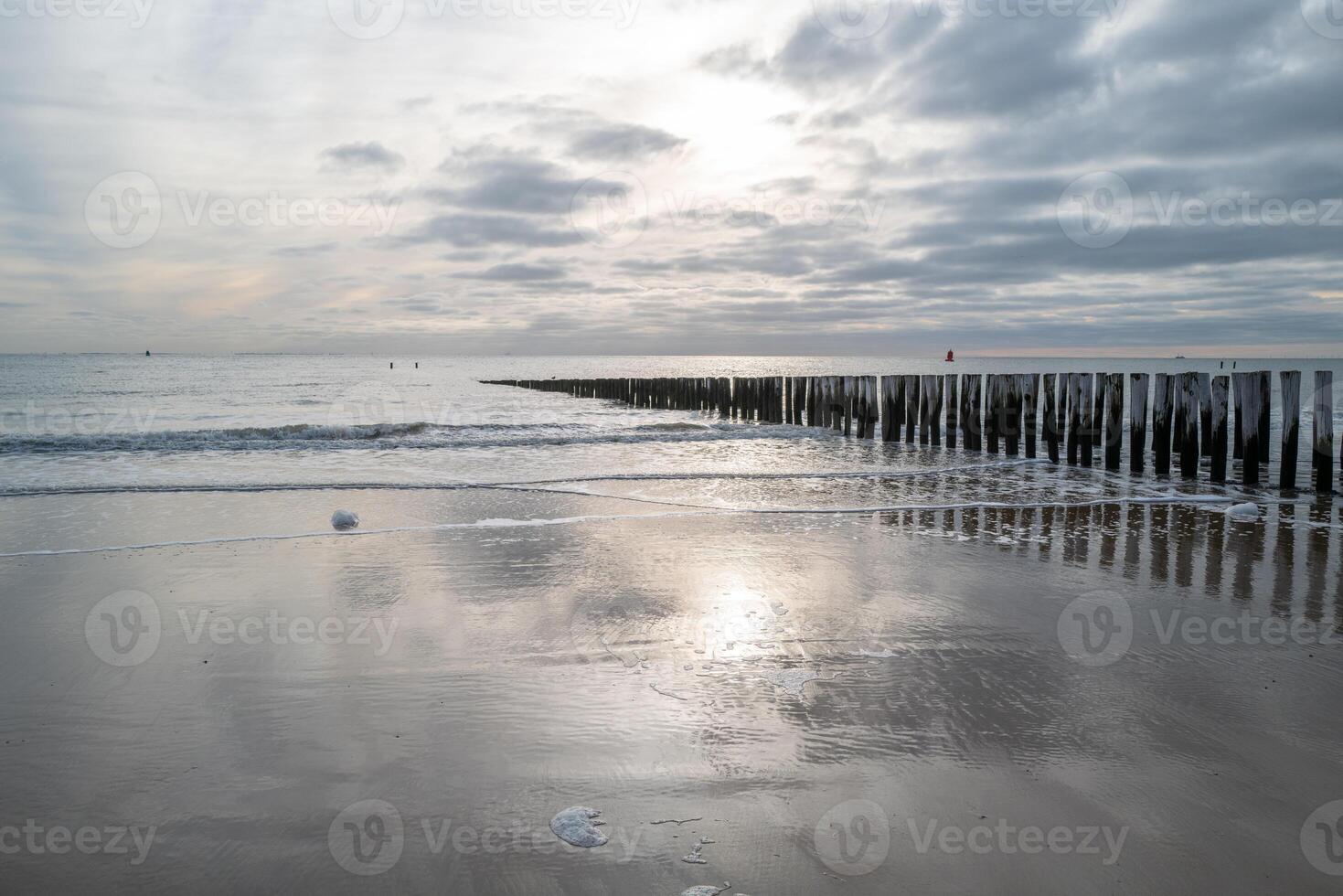 Nord mer côte, sombre le coucher du soleil derrière pluie des nuages photo