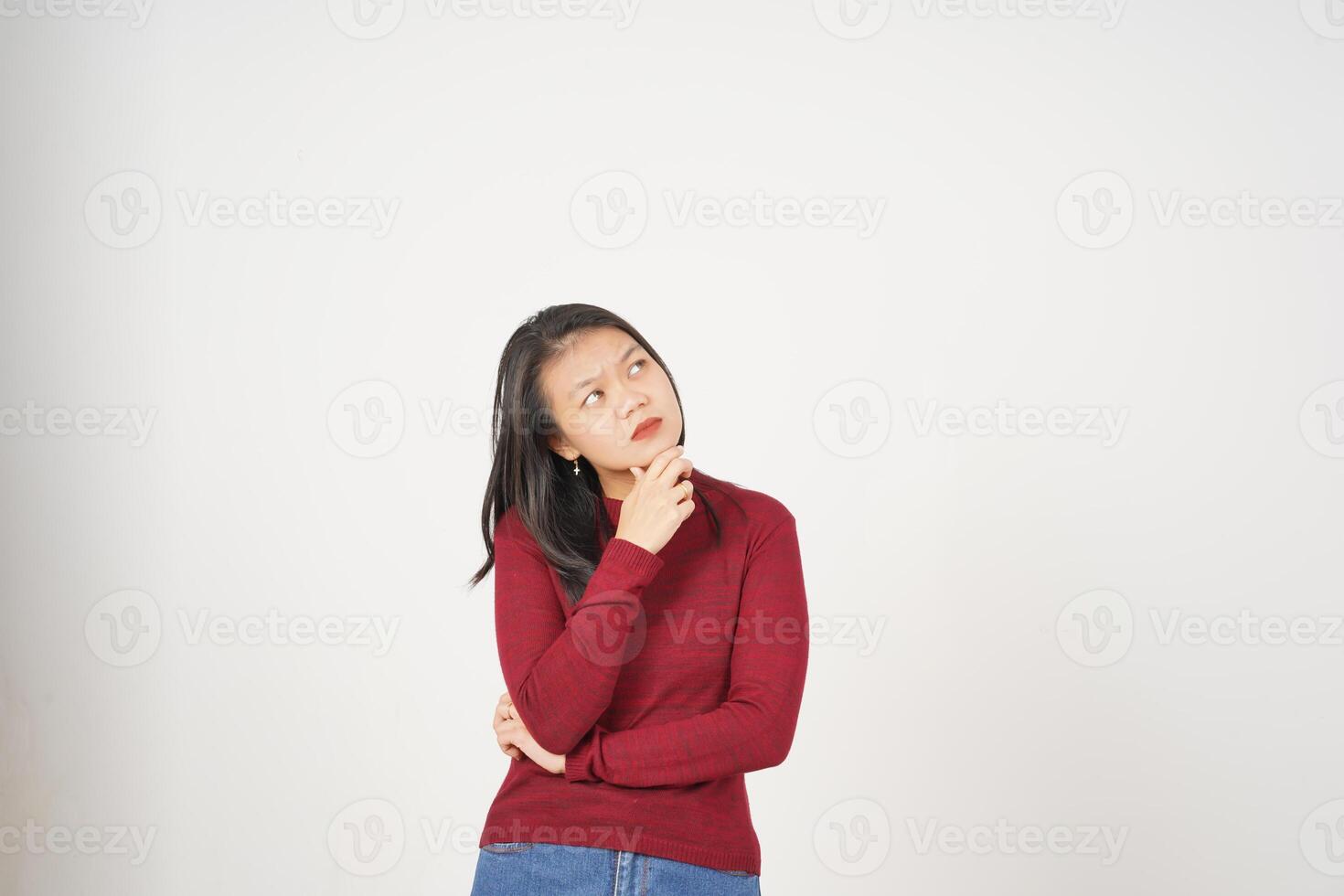 Jeune asiatique femme dans rouge T-shirt réfléchi en pensant geste isolé sur blanc Contexte photo