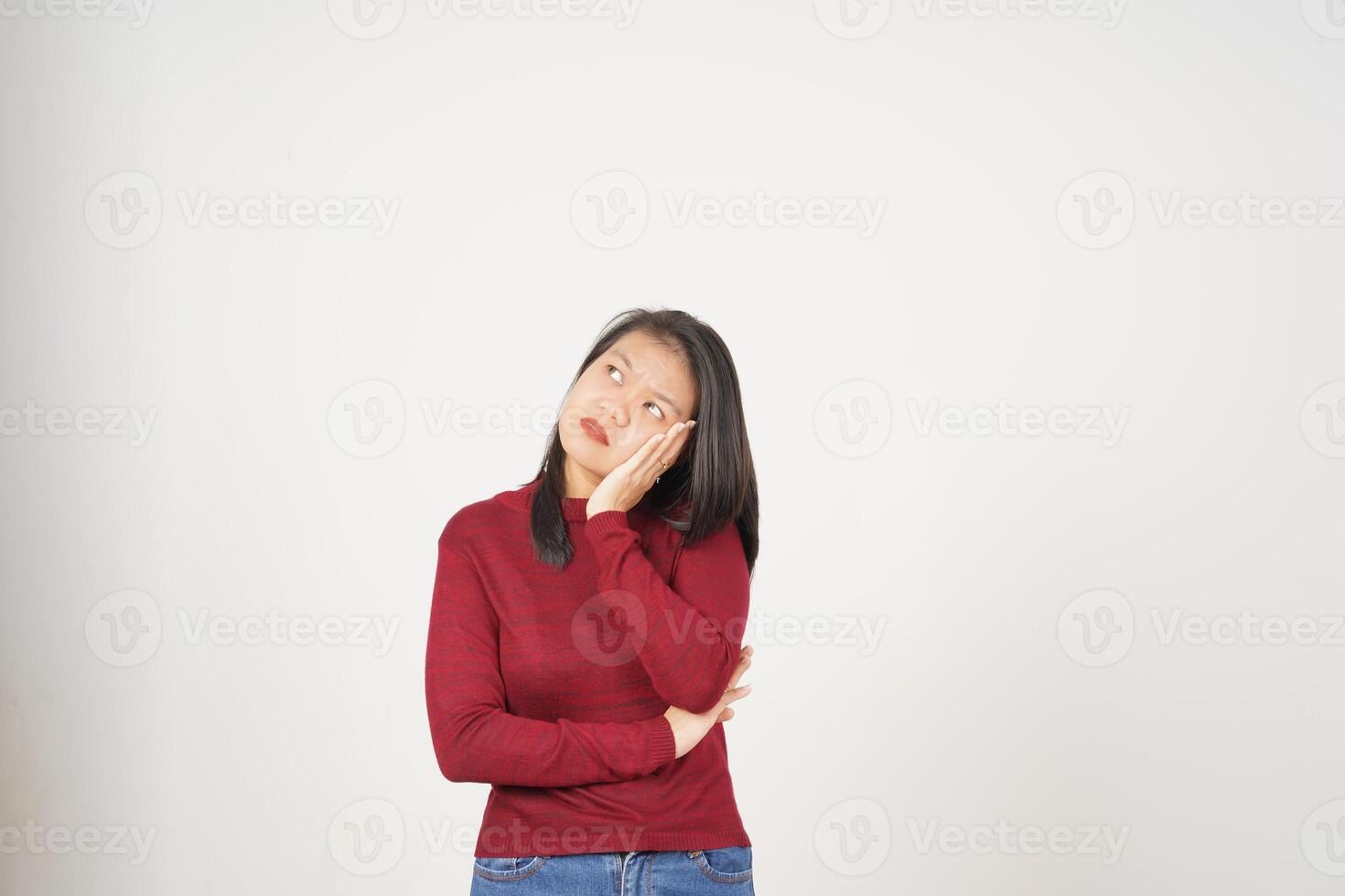 Jeune asiatique femme dans rouge T-shirt réfléchi en pensant geste isolé sur blanc Contexte photo