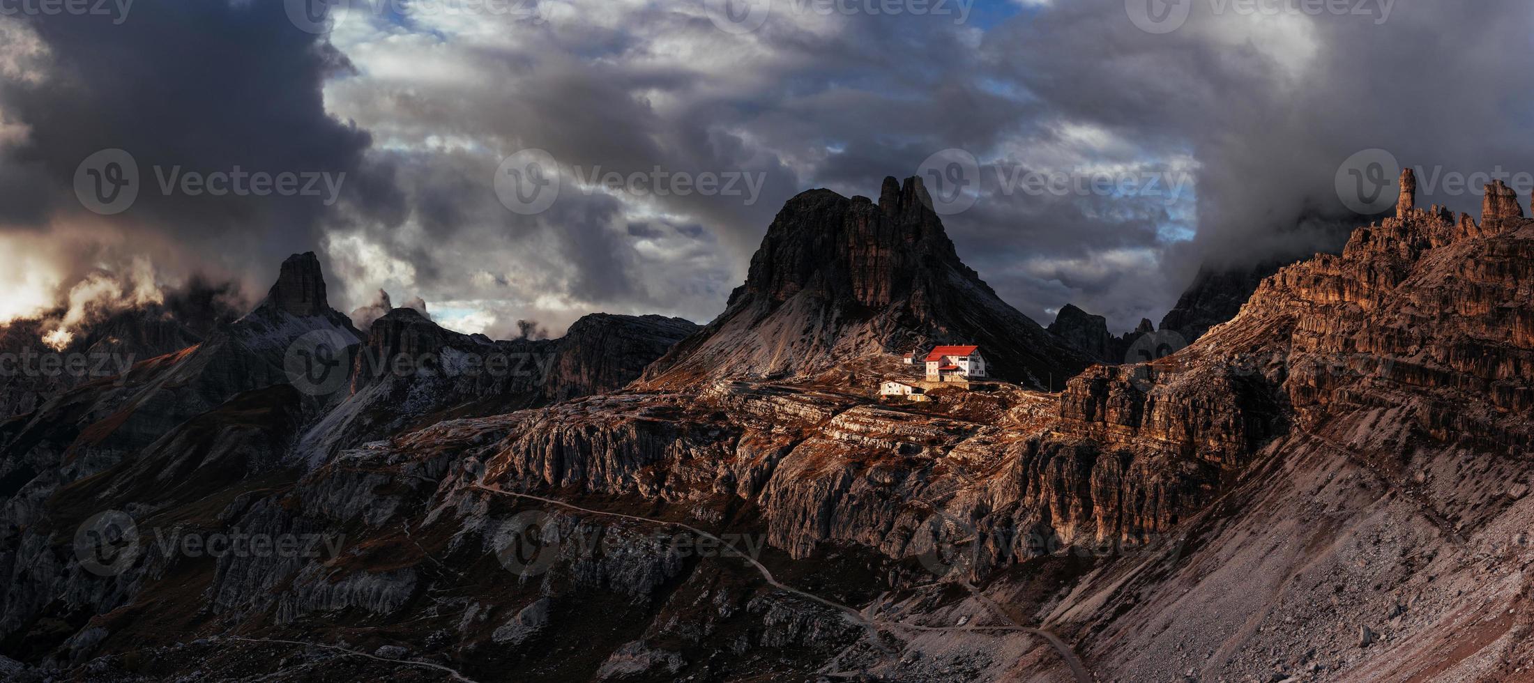 joli paysage. des bâtiments touristiques qui attendent les personnes qui le souhaitent traversent ces majestueuses montagnes dolomites. photo panoramique