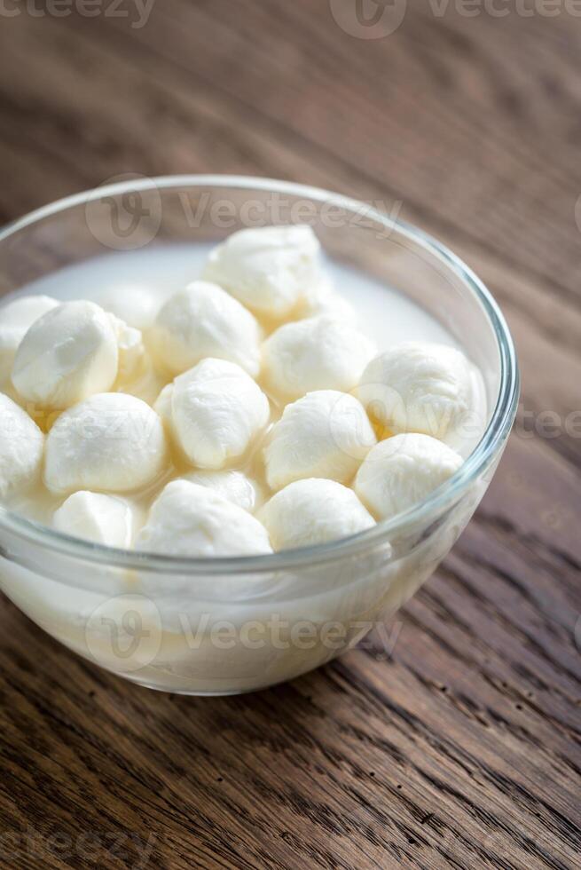 bol de bocconcini mozzarella sur le en bois table photo