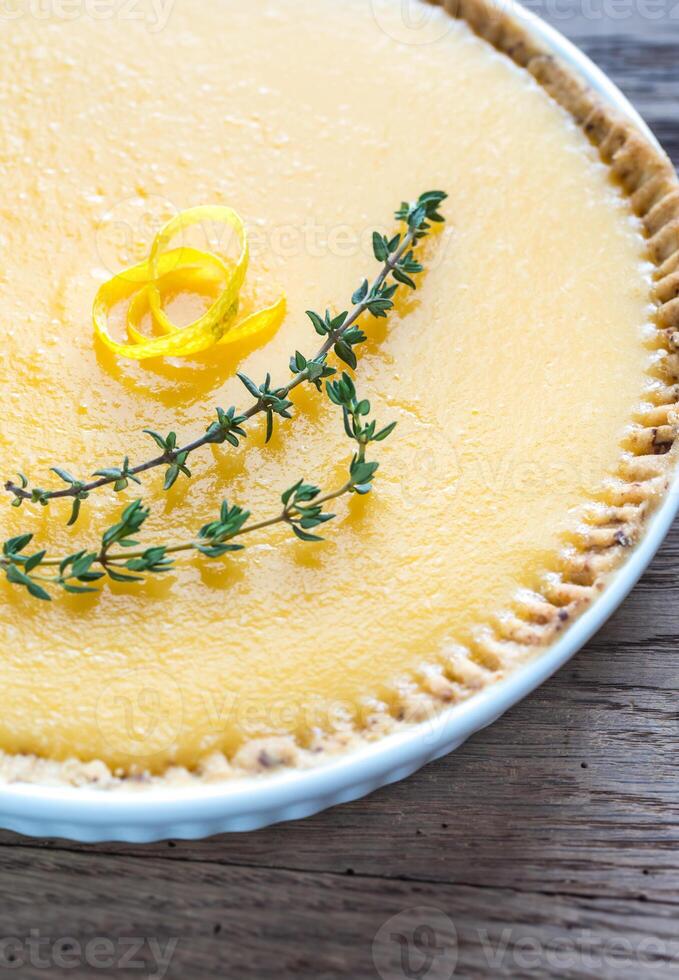 citron Tarte sur le en bois Contexte photo