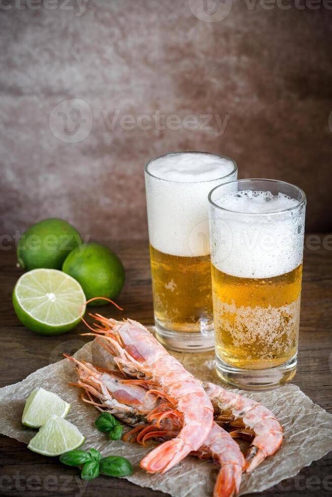 crevettes avec des lunettes de Bière photo