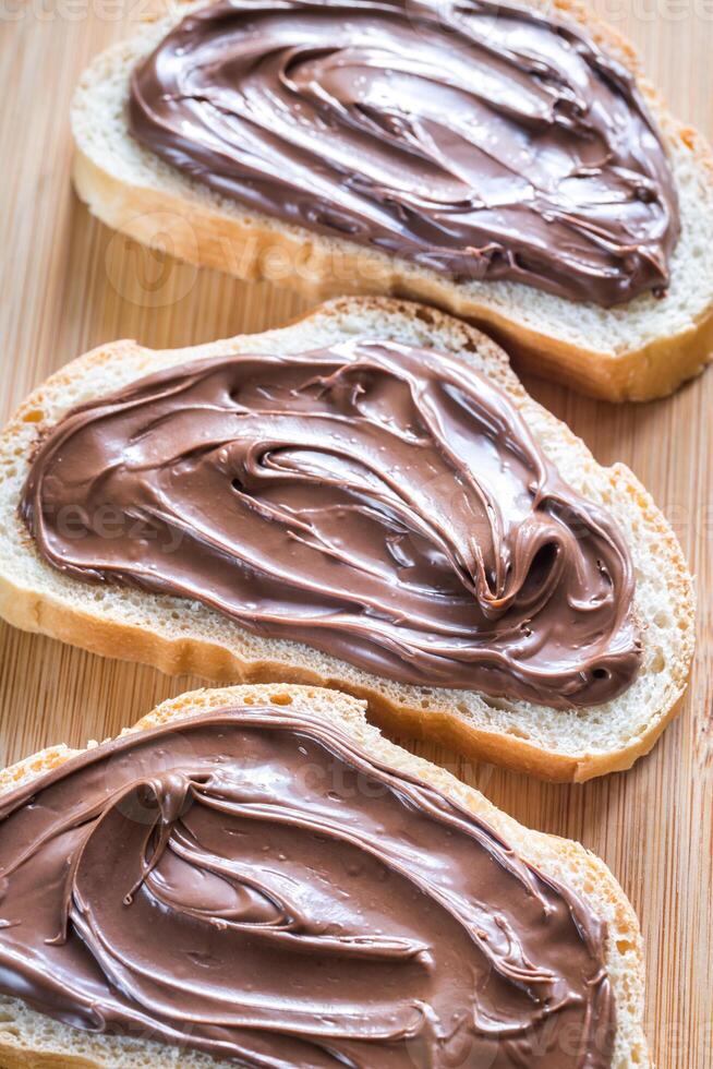 tranches de baguette à la crème au chocolat photo