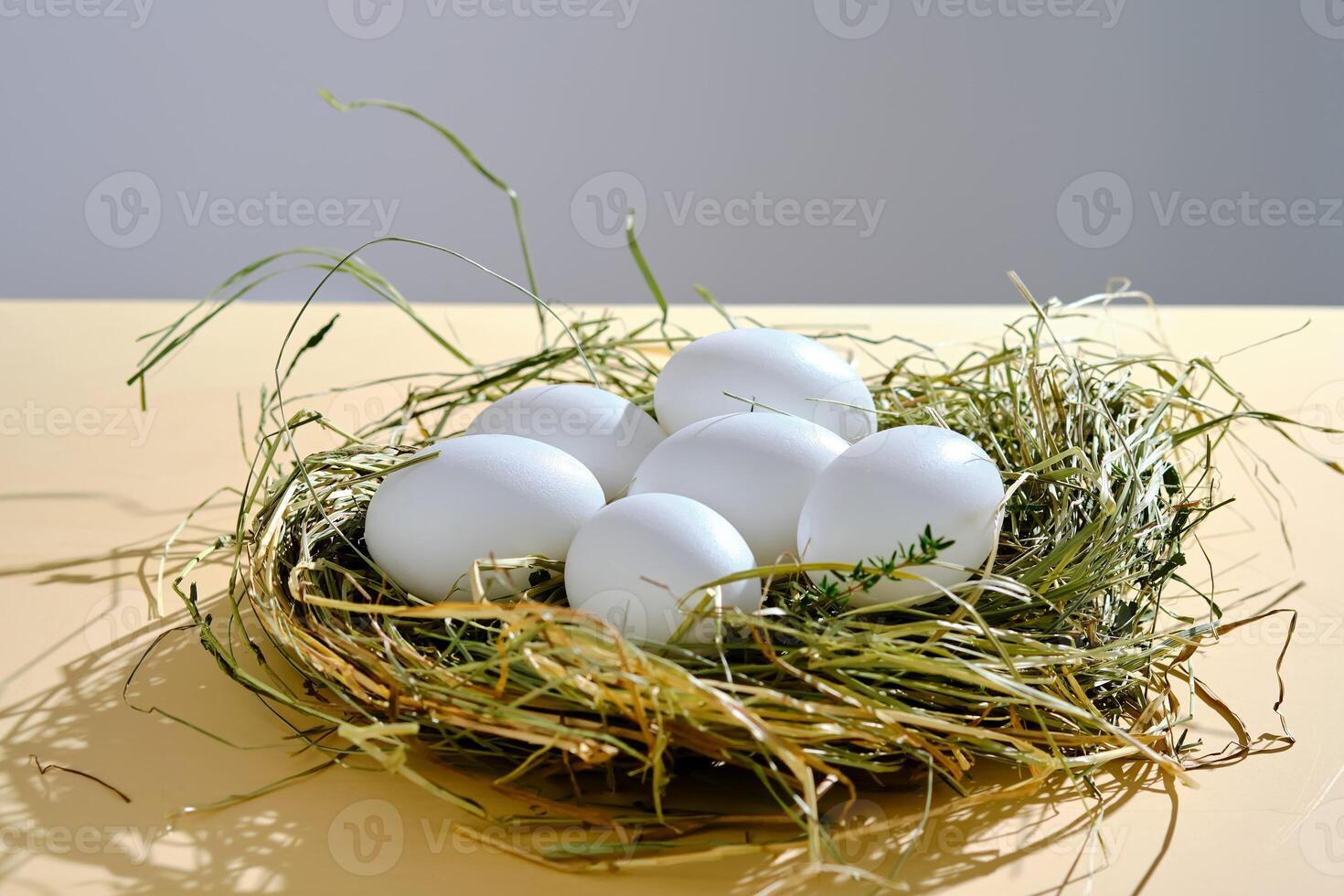 ferme Naturel blanc des œufs dans une nid de herbe. photo