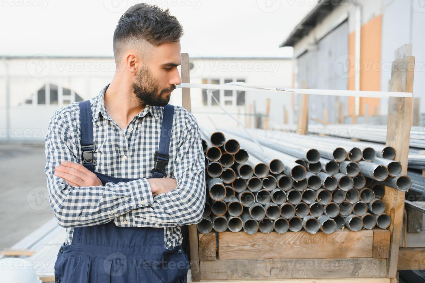 Nouveau acier tuyaux. une ouvrier à le usine. photo