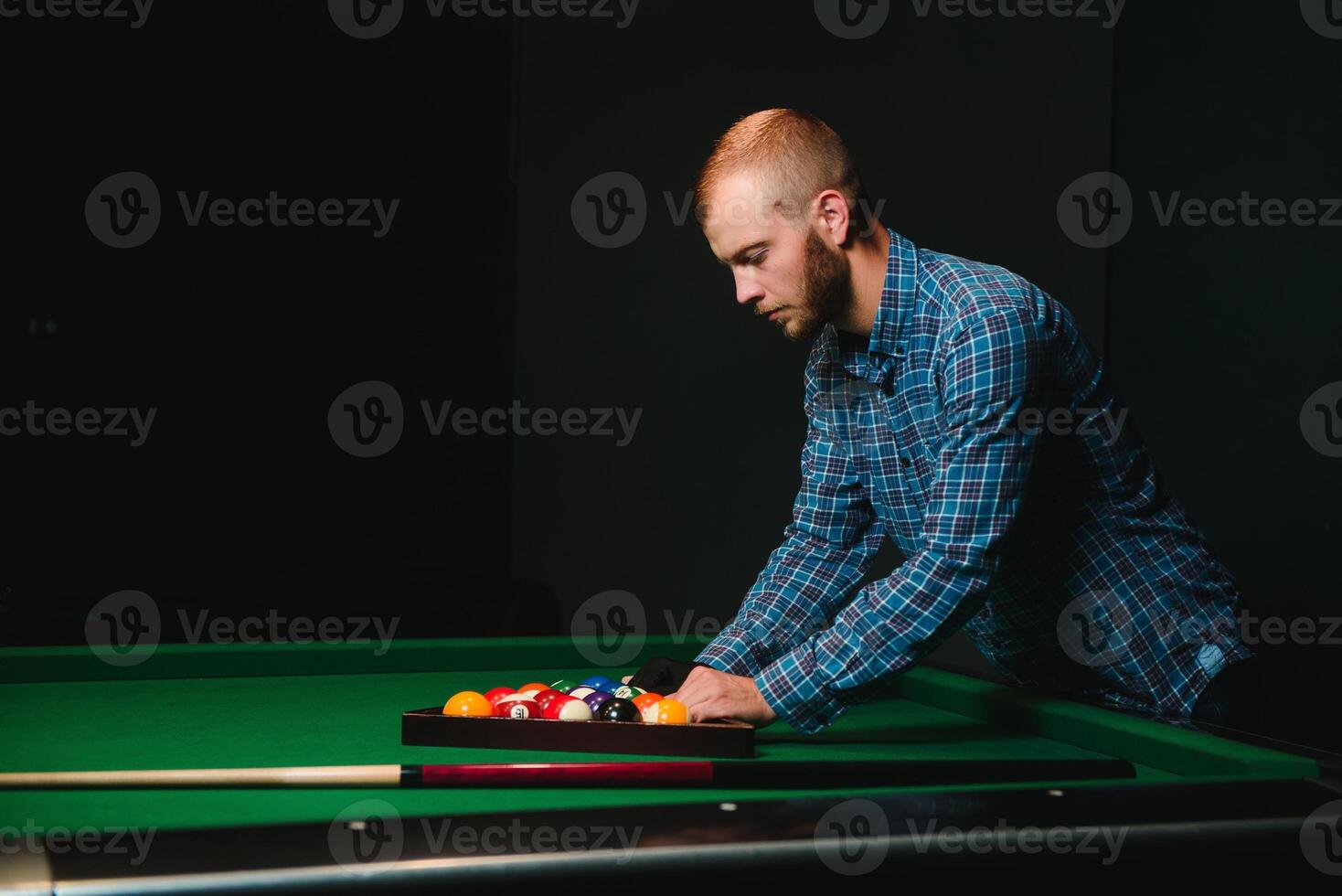 homme en jouant billard dans une club photo