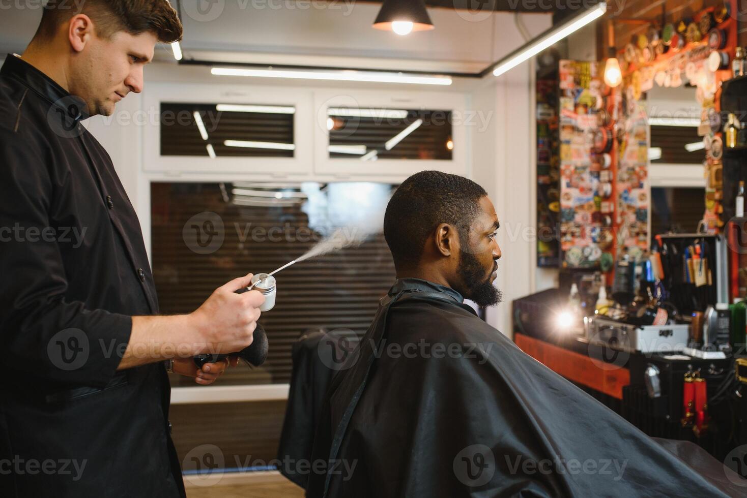 visite salon de coiffure. africain américain homme dans une élégant coiffeur magasin photo