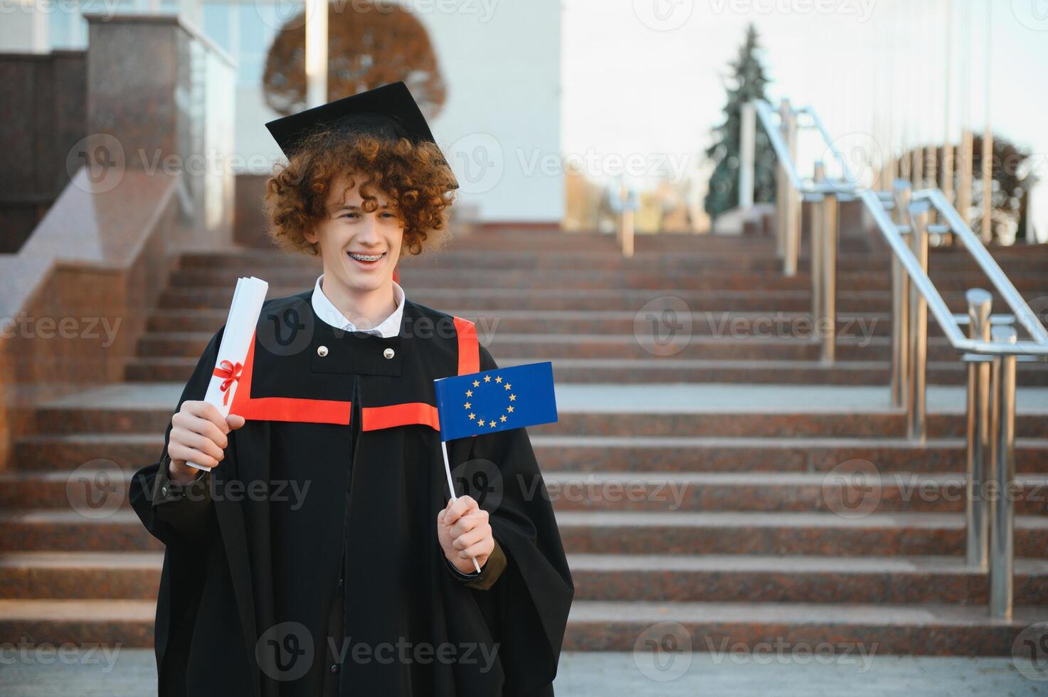 Beau diplômé dans l'obtention du diplôme lueur avec diplôme. photo