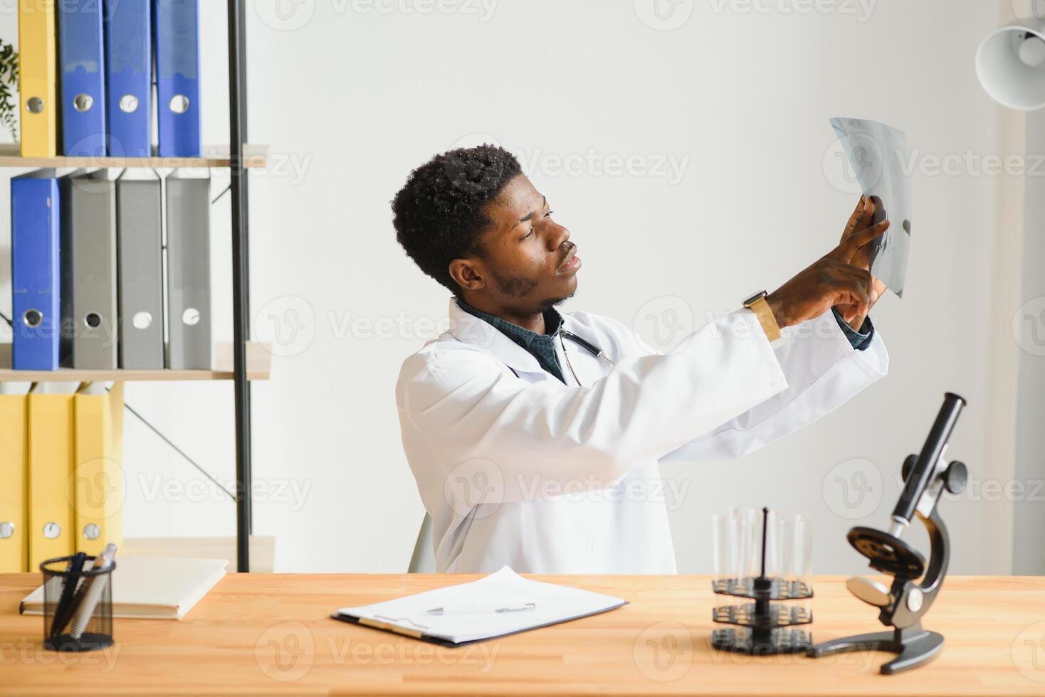 portrait de médecin vérification sur radiographie résultats. photo