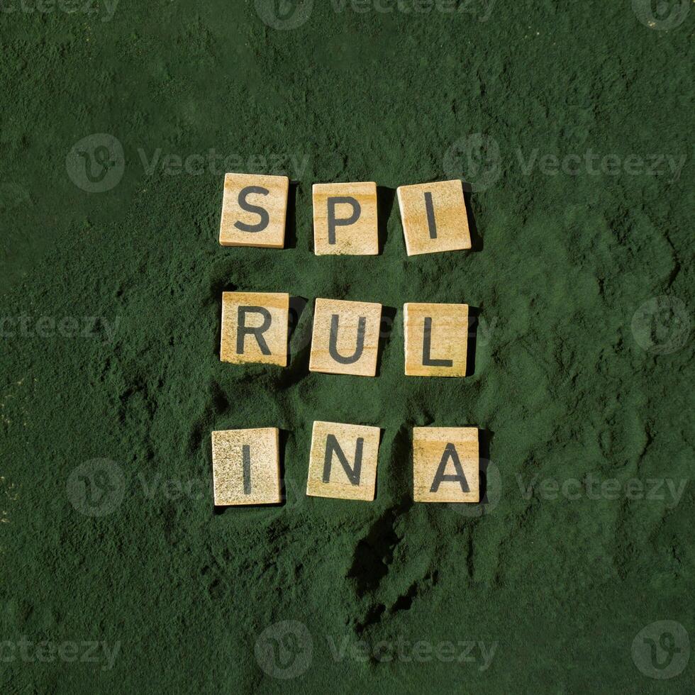 spiruline lettre chlorella sur vert Contexte de algues super aliment. biologique bleu vert algues spiruline poudre aliments. en bonne santé avantages de Naturel supplément. alternative médicament minéral nourriture antioxydant en bonne santé en mangeant concept photo