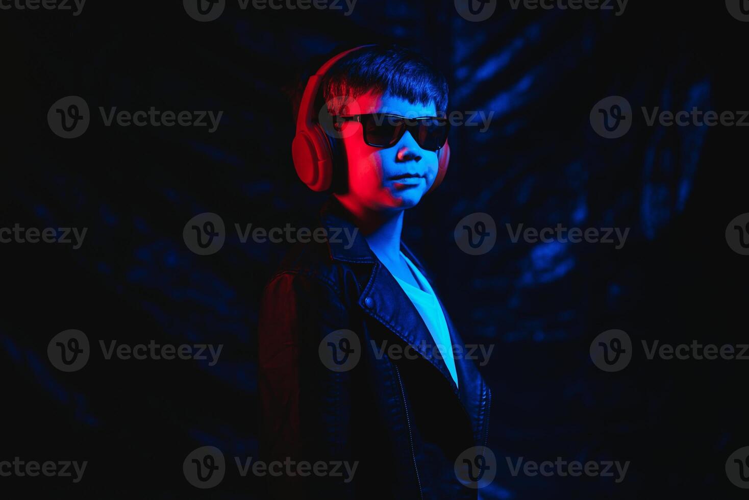 portrait de une homme dans néon lumière, doux lumière photo