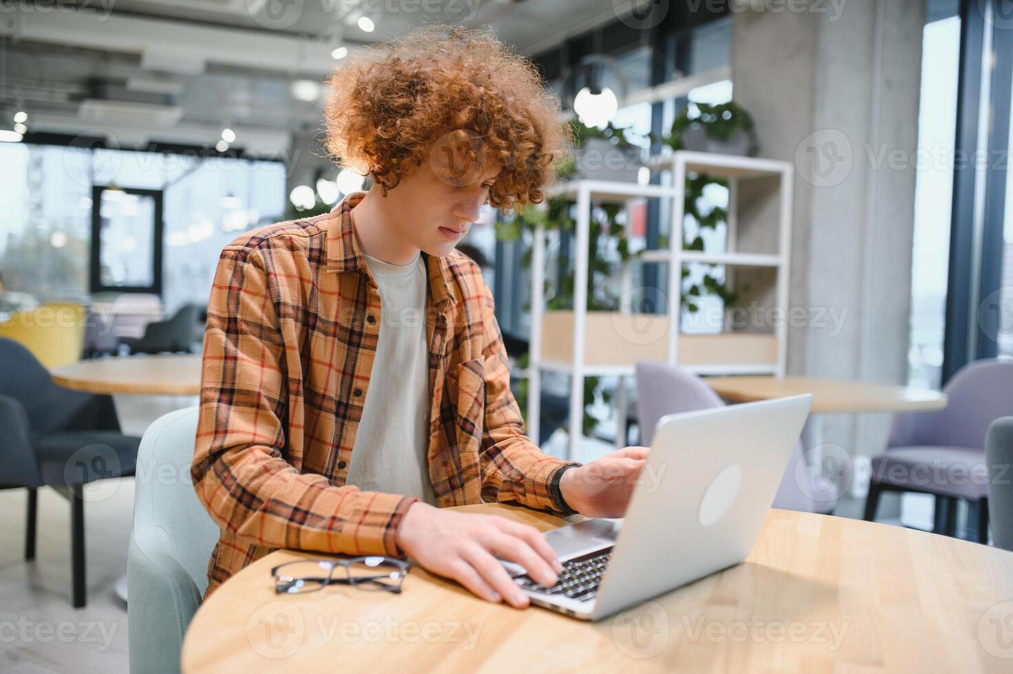 excité fou de joie Jeune affaires homme étudiant gagnant à la recherche à portable célébrer pari offre gagner en ligne Succès la victoire Nouveau opportunité asseoir à café tableau, lis bien l'Internet email nouvelles, eu Nouveau emploi offre photo