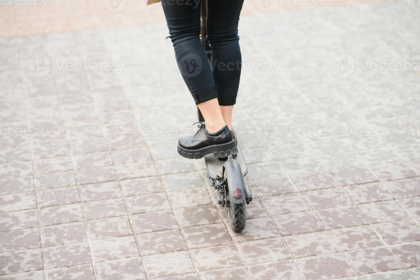 portrait de une Jeune femme avec électro scooter photo