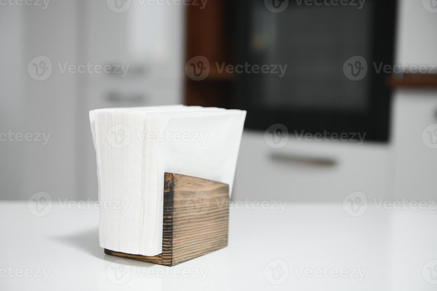 en bois serviette de table titulaire dans cuisine photo