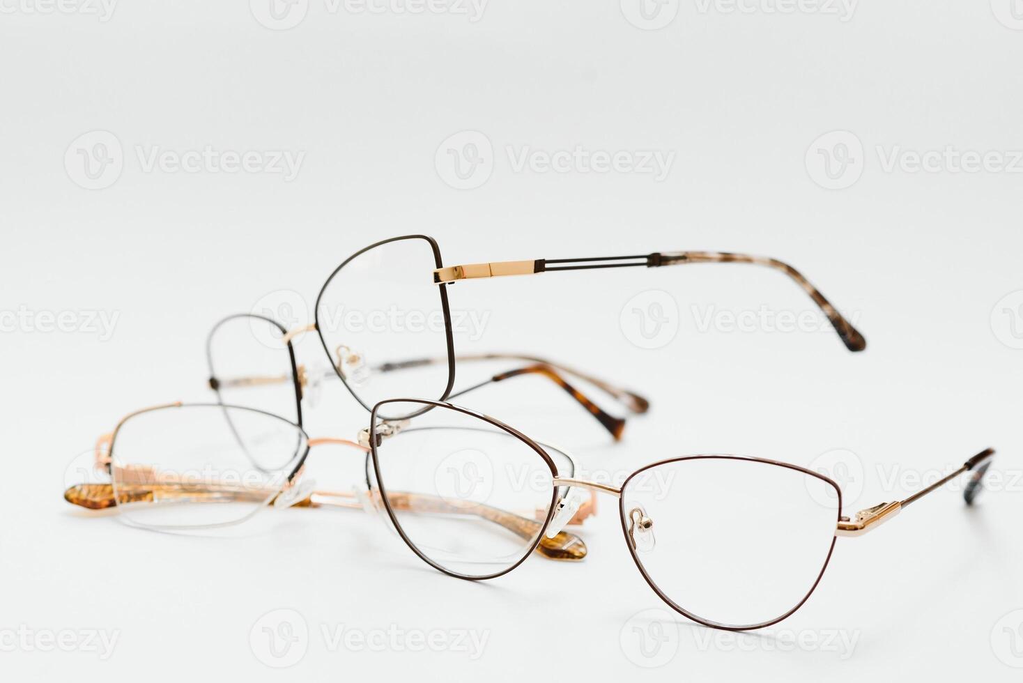 élégant lunettes plus de Contexte. optique magasin, des lunettes sélection, œil test, vision examen à opticien, mode accessoires concept. Haut voir, plat allonger photo