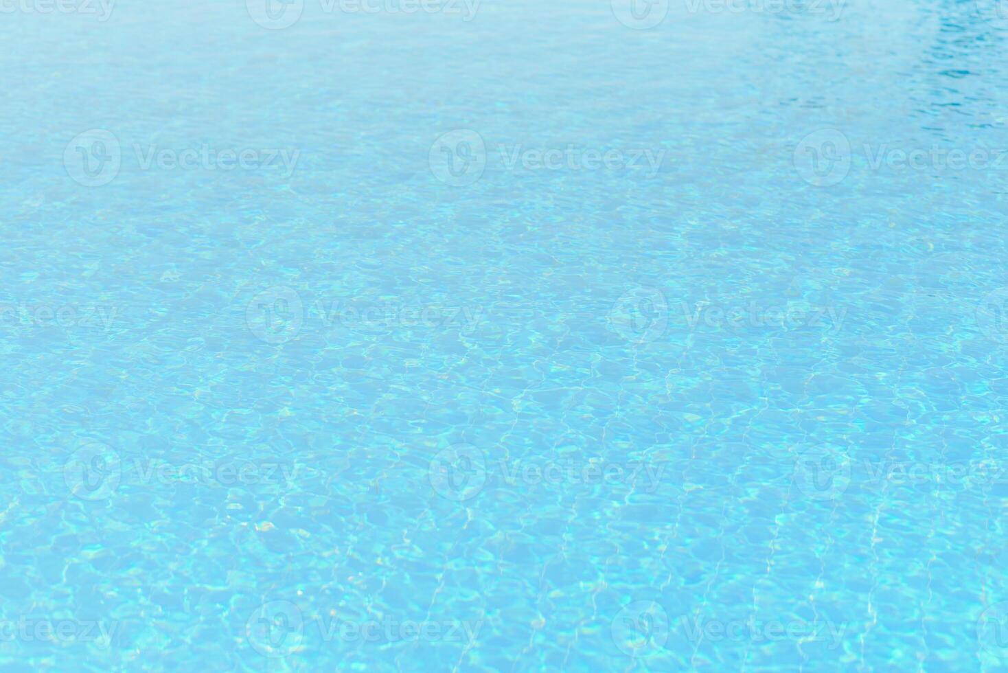 Hôtel nager bassin avec ensoleillé reflets photo
