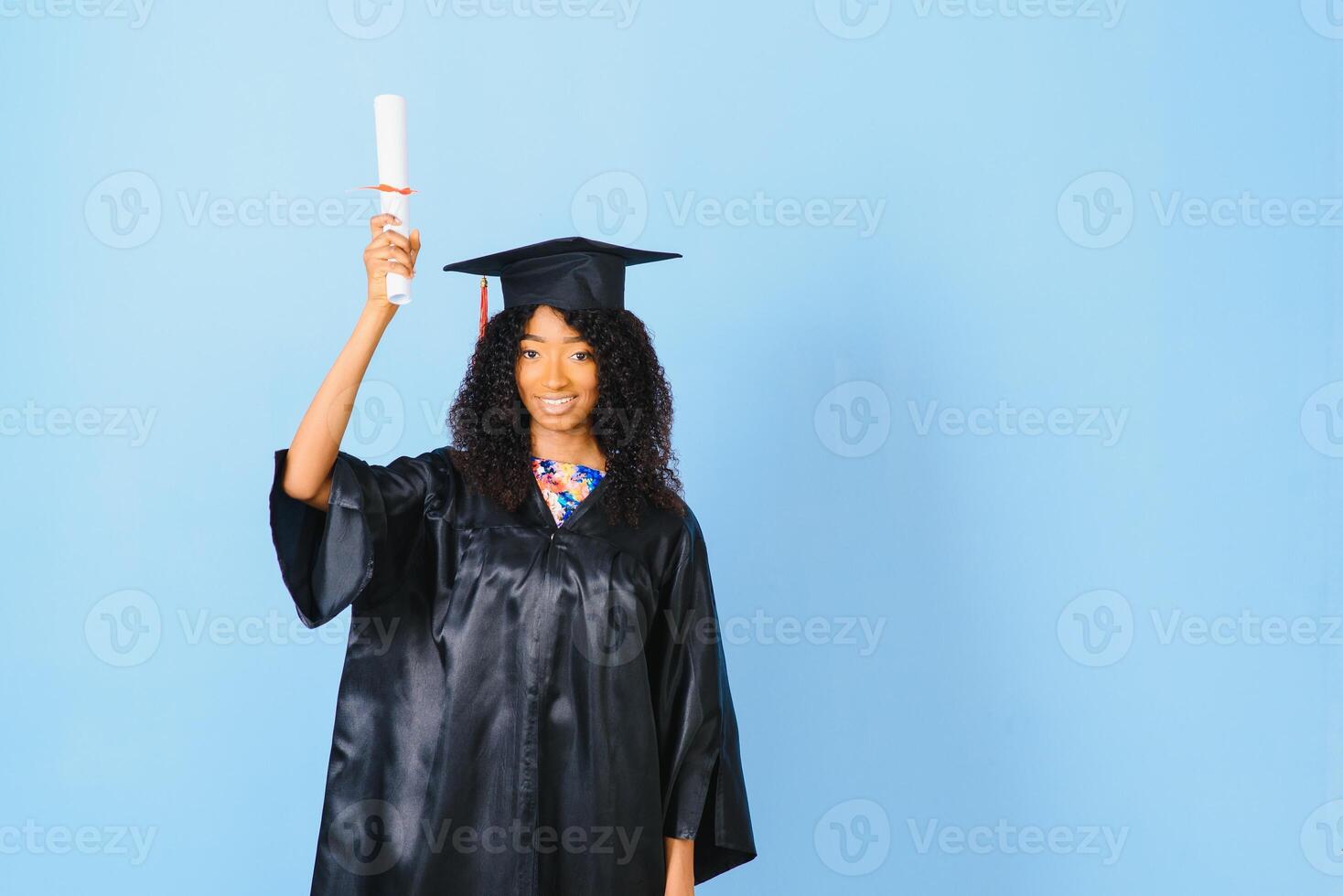 Jeune Afro-américain étudiant dans bachelier peignoir sur Couleur Contexte photo