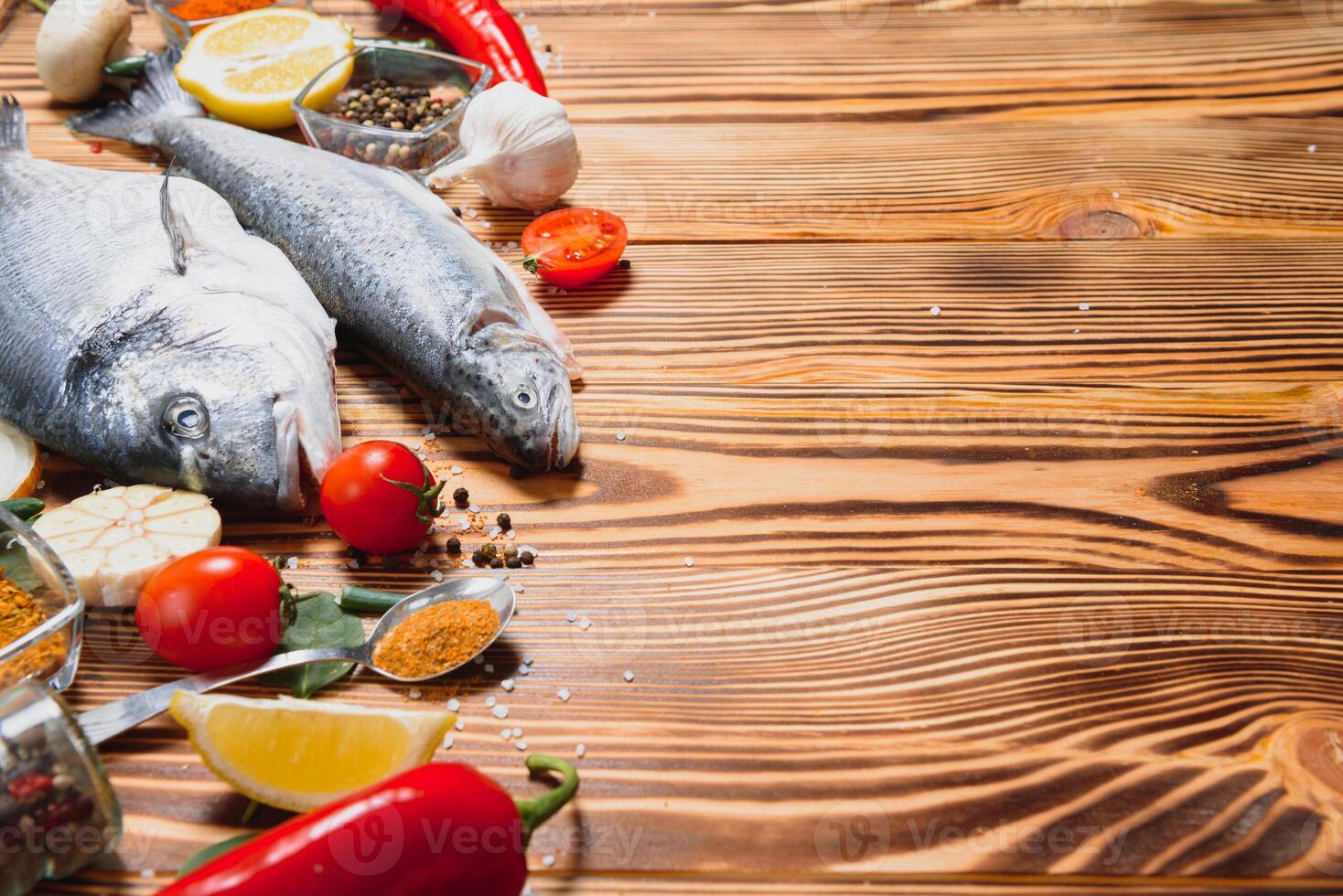 brut dorado et truite poisson avec épices cuisine sur Coupe planche. Frais poisson dorado photo