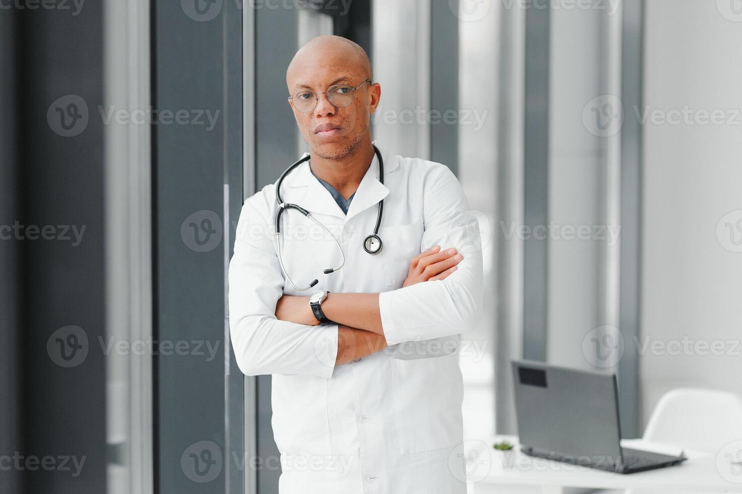 africain américain homme Masculin hôpital médecin dans blanc manteau avec stéthoscope. photo