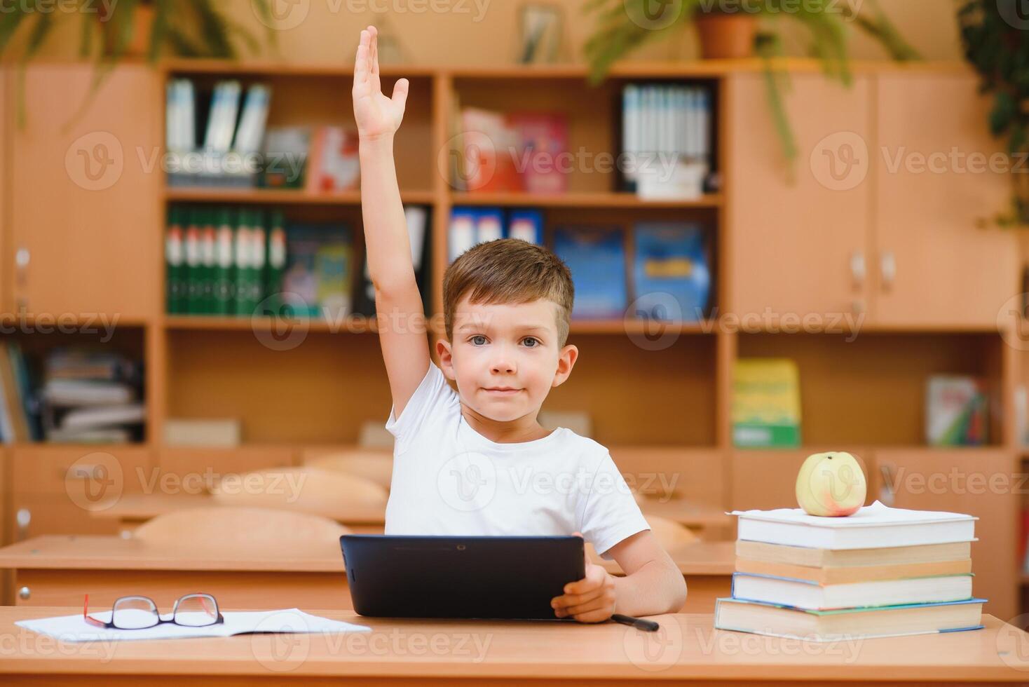 école garçon en utilisant tablette calculer dans salle de cours photo