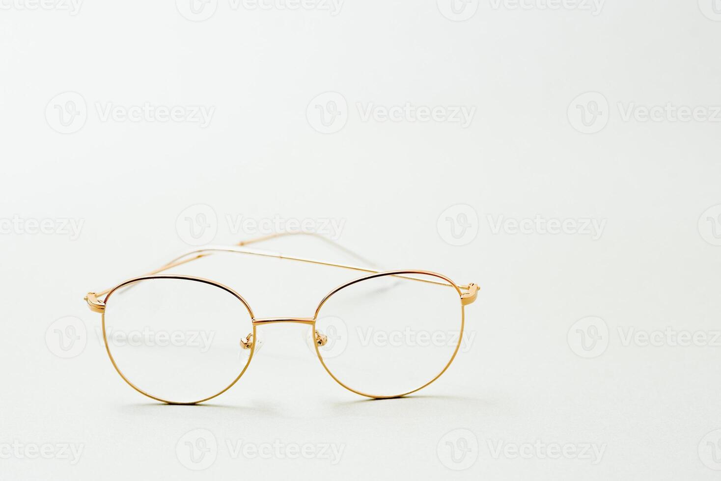 ancien des lunettes isolé sur une blanc Contexte photo