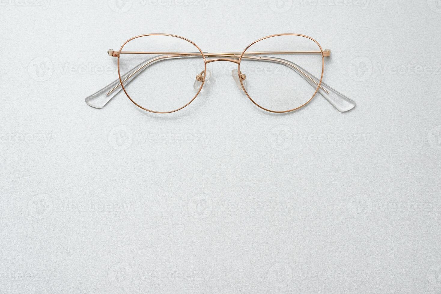 des lunettes isolé sur blanc backgound photo