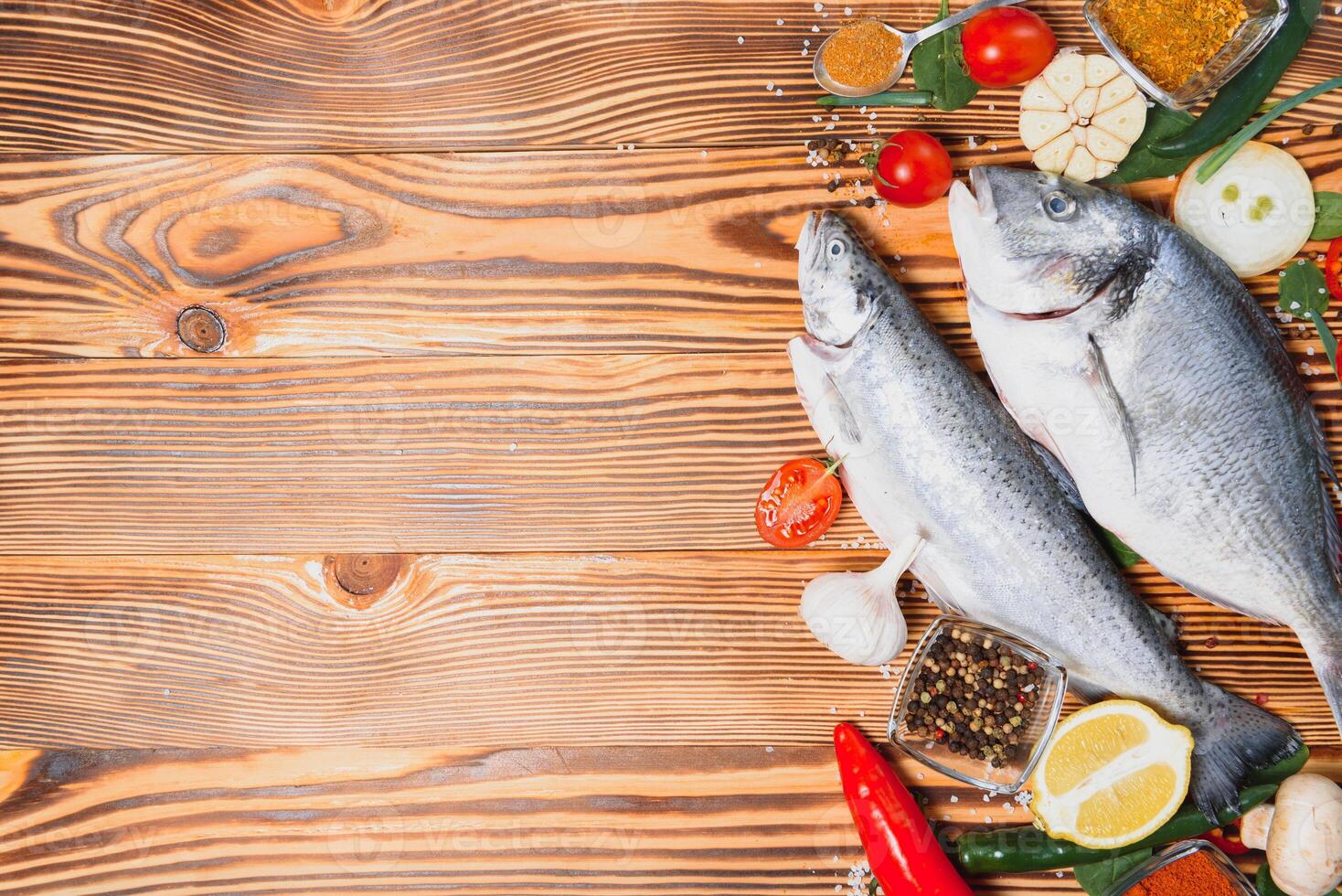 brut dorado et truite poisson avec épices cuisine sur Coupe planche. Frais poisson dorado photo