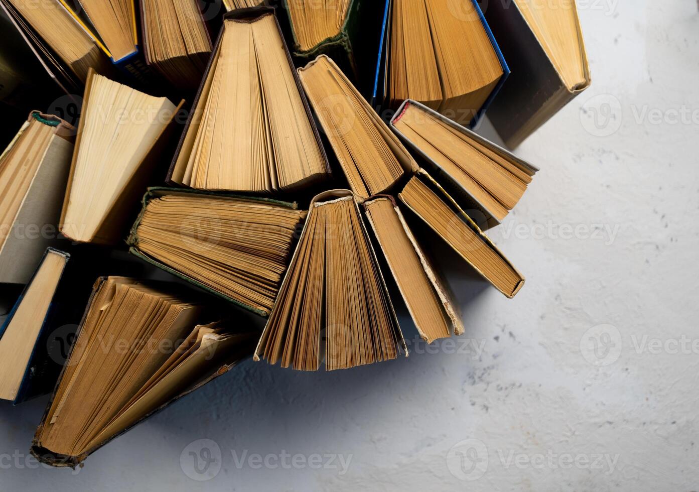 livre Contexte. vieux livres dans le bibliothèque. étagère à livres magasin. connaissance, publication, littérature. livresque, librairie, librairie photo