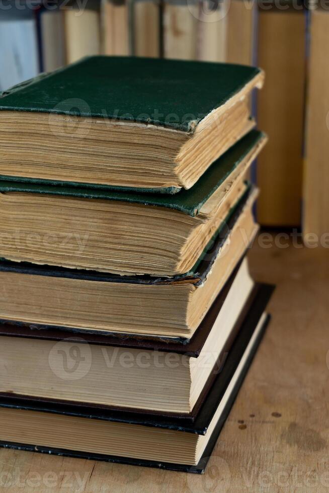 livre Contexte. vieux livres dans le bibliothèque. étagère à livres magasin. connaissance, publication, littérature. livresque, librairie, librairie photo
