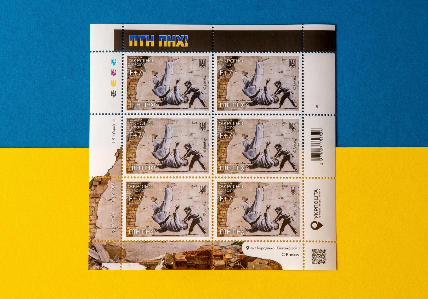 Nouveau ukrainien timbre avec banky graffiti dans borodianka. ptn pnkh dévoué à le anniversaire de la russie guerre contre Ukraine. défaite Poutine judo. kyiv - 24 février 2023. photo
