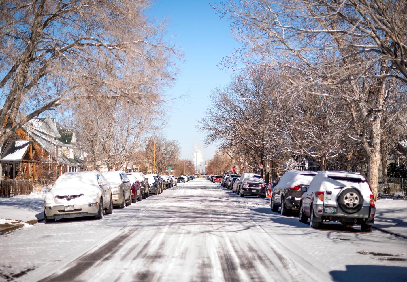 neige couvert ruelle et résident zone à le Denver centre ville ville dans le hiver saison et hiver neige tempête. photo