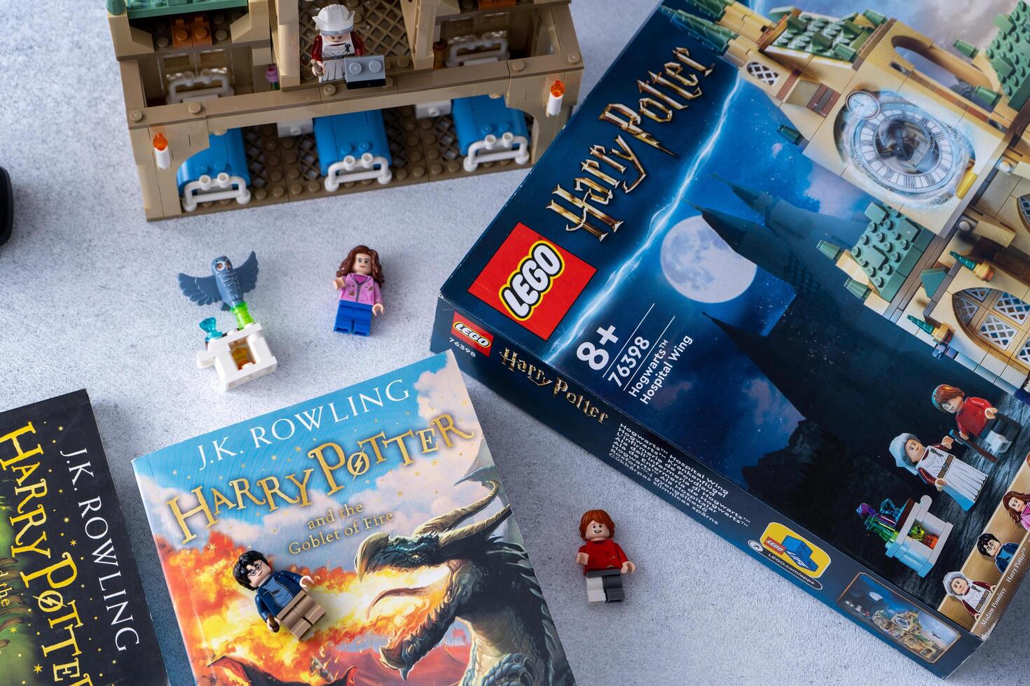 lego constructeur boîte basé sur le harry potier livres par jk Rowling. Château et minimen. Jeu ensemble pour les enfants et Ventilateurs. Ukraine, kyiv - janvier 17, 2024. photo
