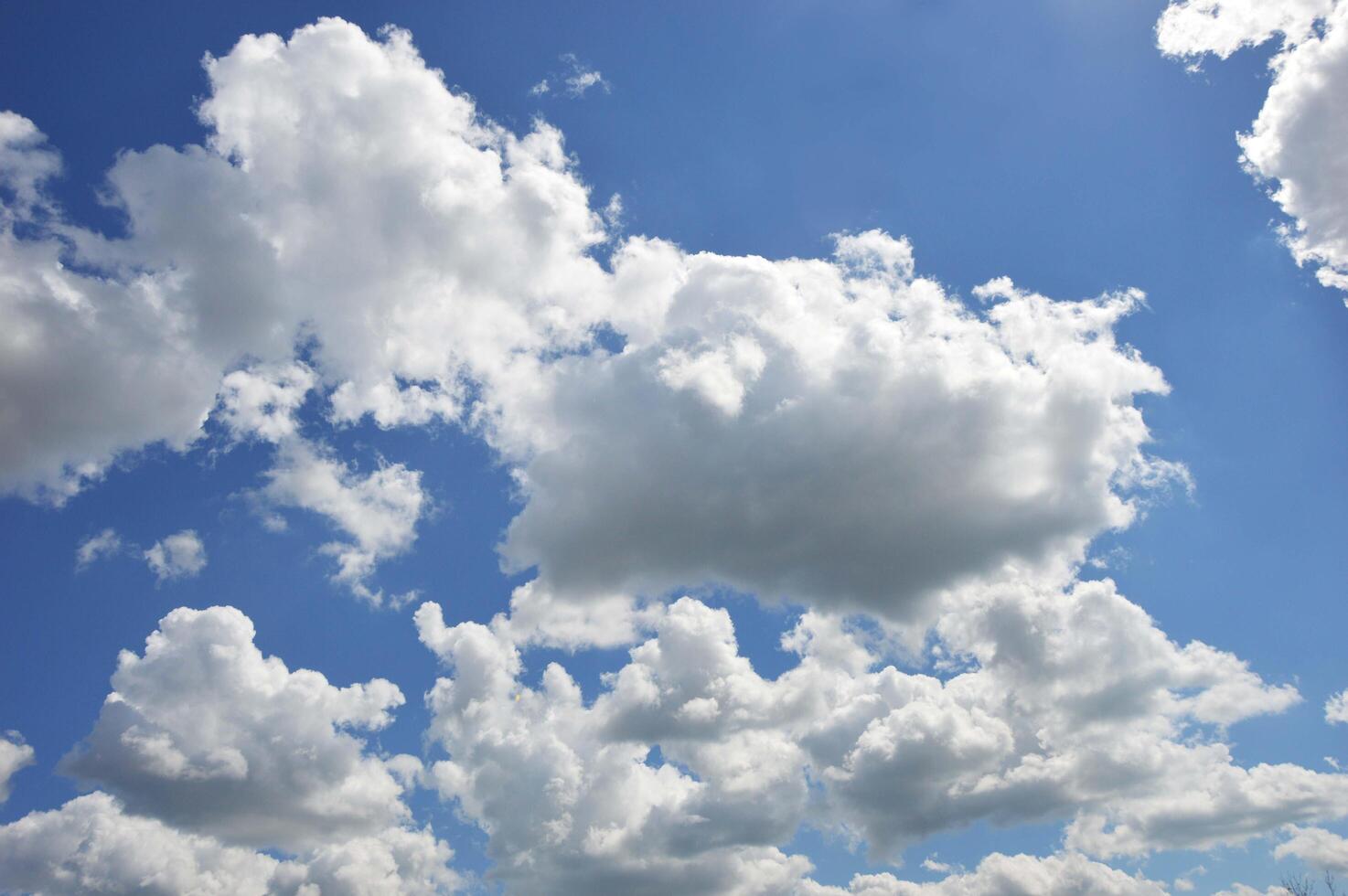 bleu ciel avec magnifique volumineux blanc des nuages. Naturel Contexte. photo