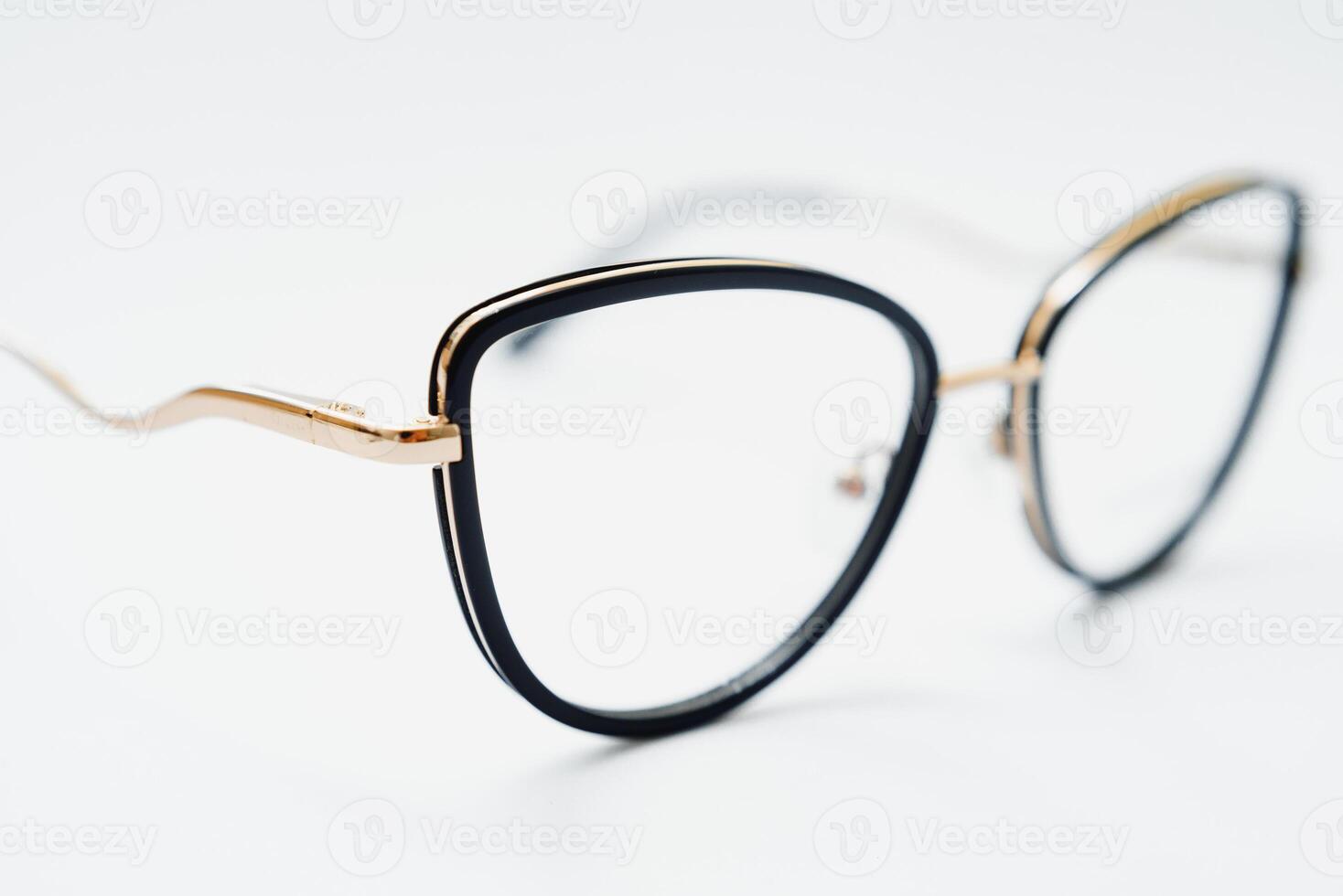 noir des lunettes sur une blanc arrière-plan, branché style, Plastique cadres, le concept de pauvres vision photo