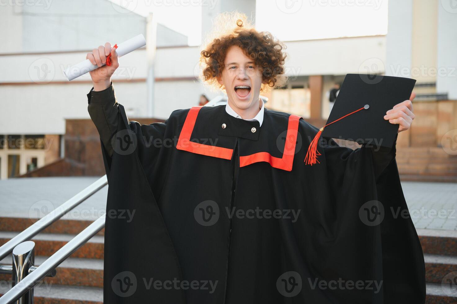 Beau diplômé dans l'obtention du diplôme lueur avec diplôme. photo