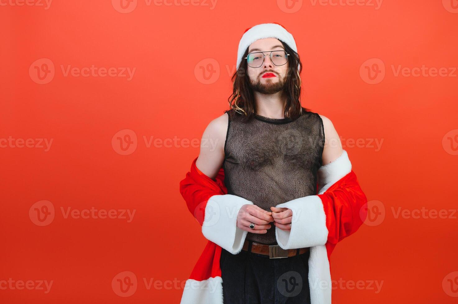 Nouveau années gay faire la fête. une gay homme dans une Père Noël costume. lgbt concept. photo