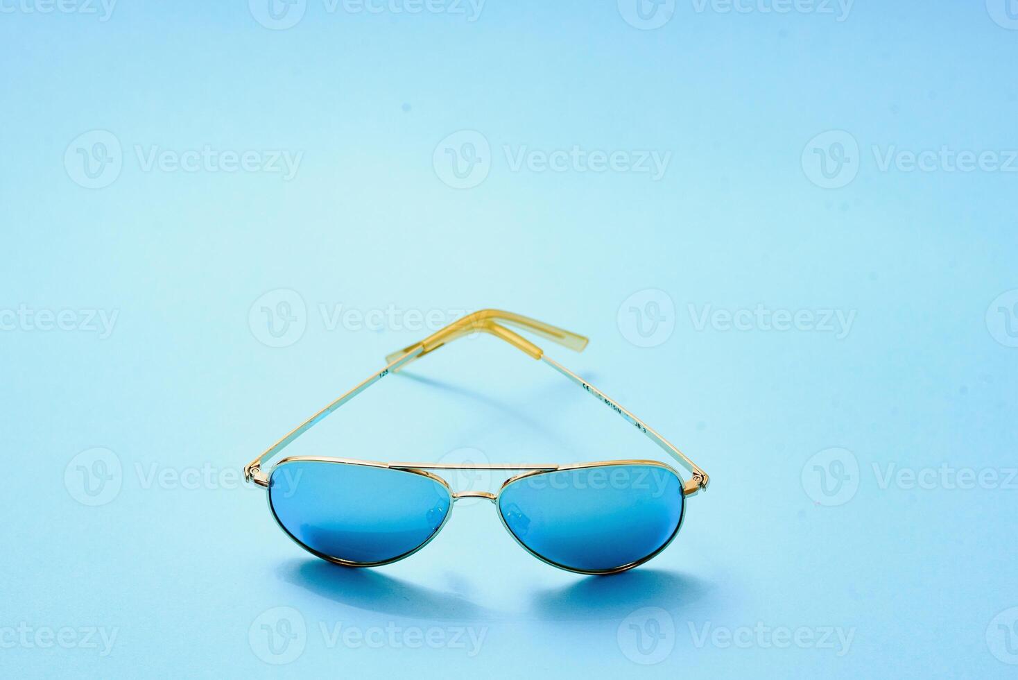 élégant des lunettes de soleil sur une bleu Contexte photo