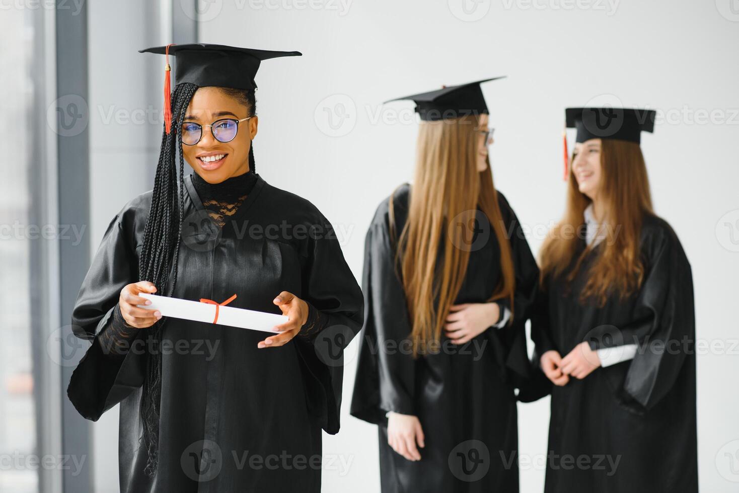 femme portrait sur sa l'obtention du diplôme journée. université. éducation, l'obtention du diplôme et gens concept. photo