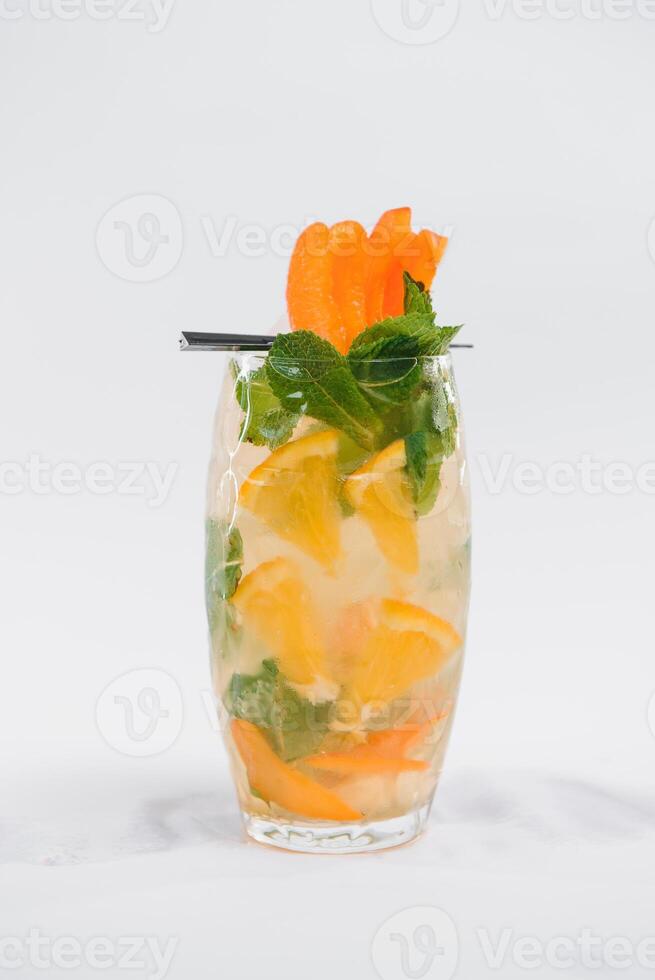 cocktail de fruits sur fond blanc photo