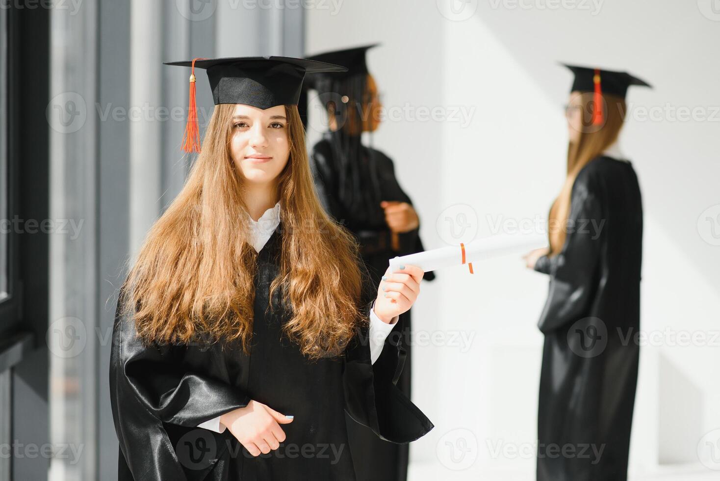 portrait de multiracial diplômés en portant diplôme photo