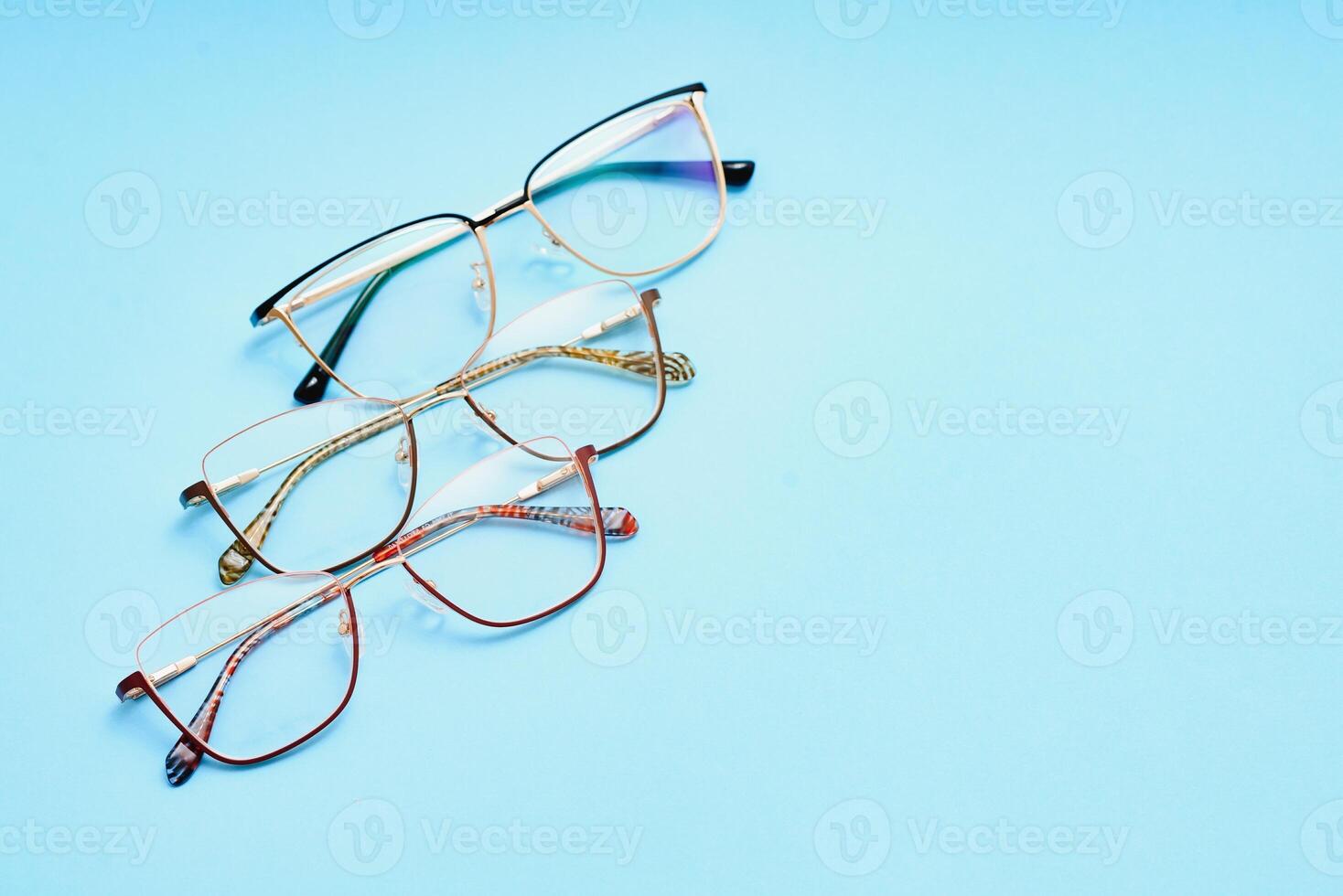 paire de rouge cerclée en plastique lunettes sur une bleu Contexte photo