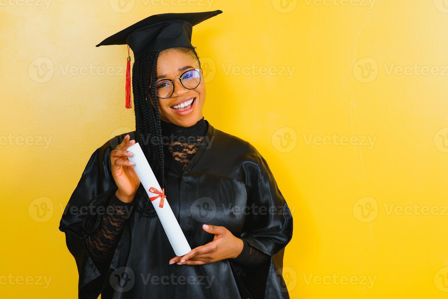 Joyeux étudiant diplômé afro-américain avec diplôme à la main photo