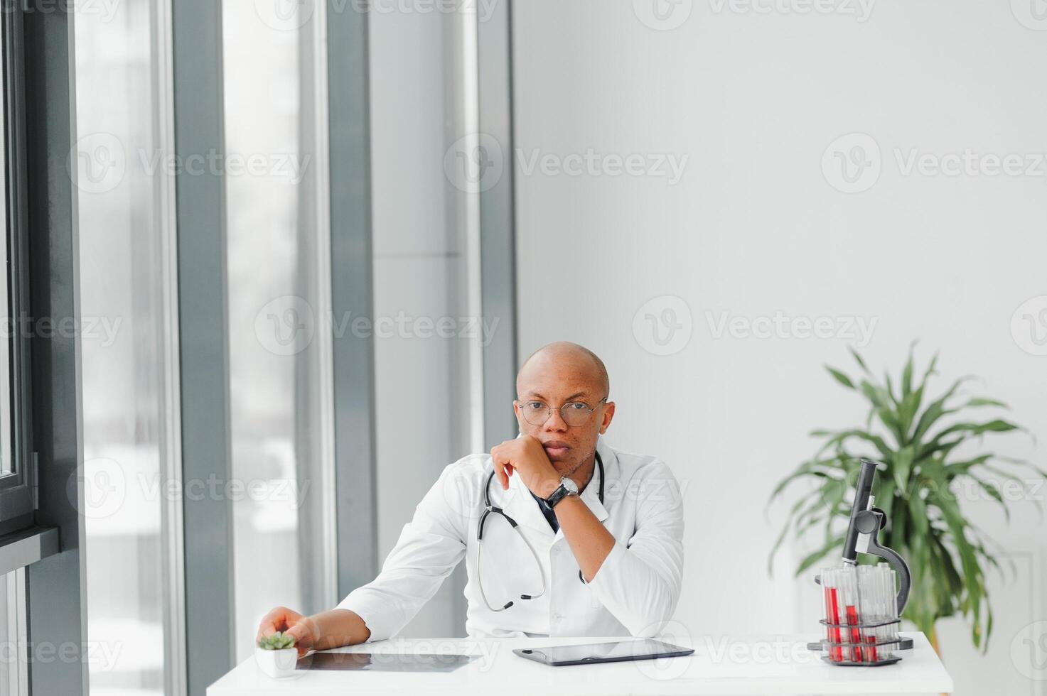 Jeune Masculin africain médecin dans hôpital. photo