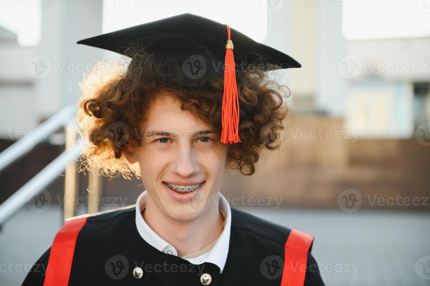 Beau diplômé dans l'obtention du diplôme lueur avec diplôme. photo