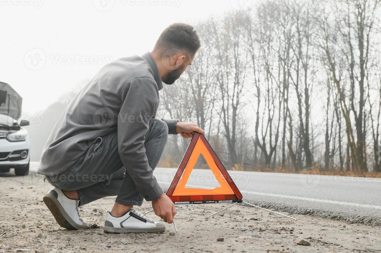 triste chauffeur ayant moteur problème permanent près cassé voiture sur le route. voiture panne concept photo