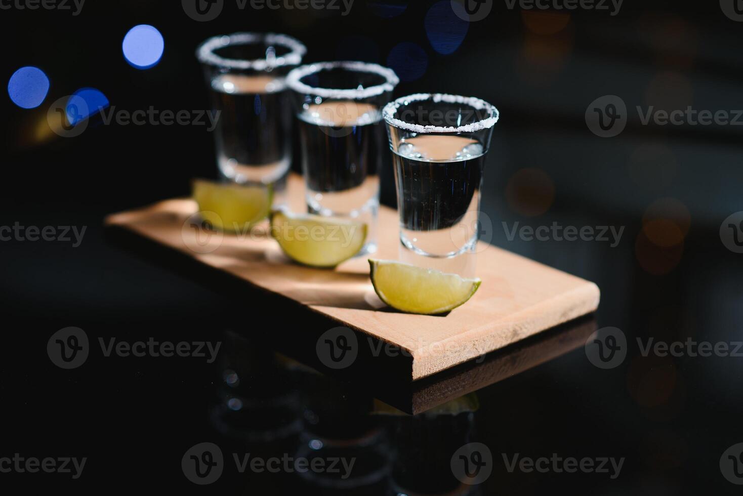 Tequila avec citron vert sur une foncé Contexte photo