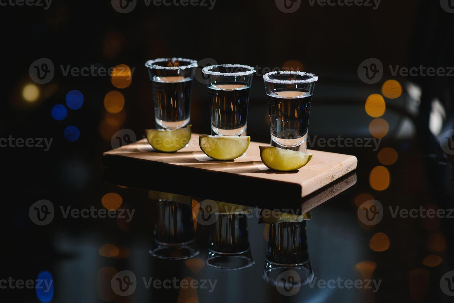 Tequila coup avec citron vert . sélectif concentrer photo