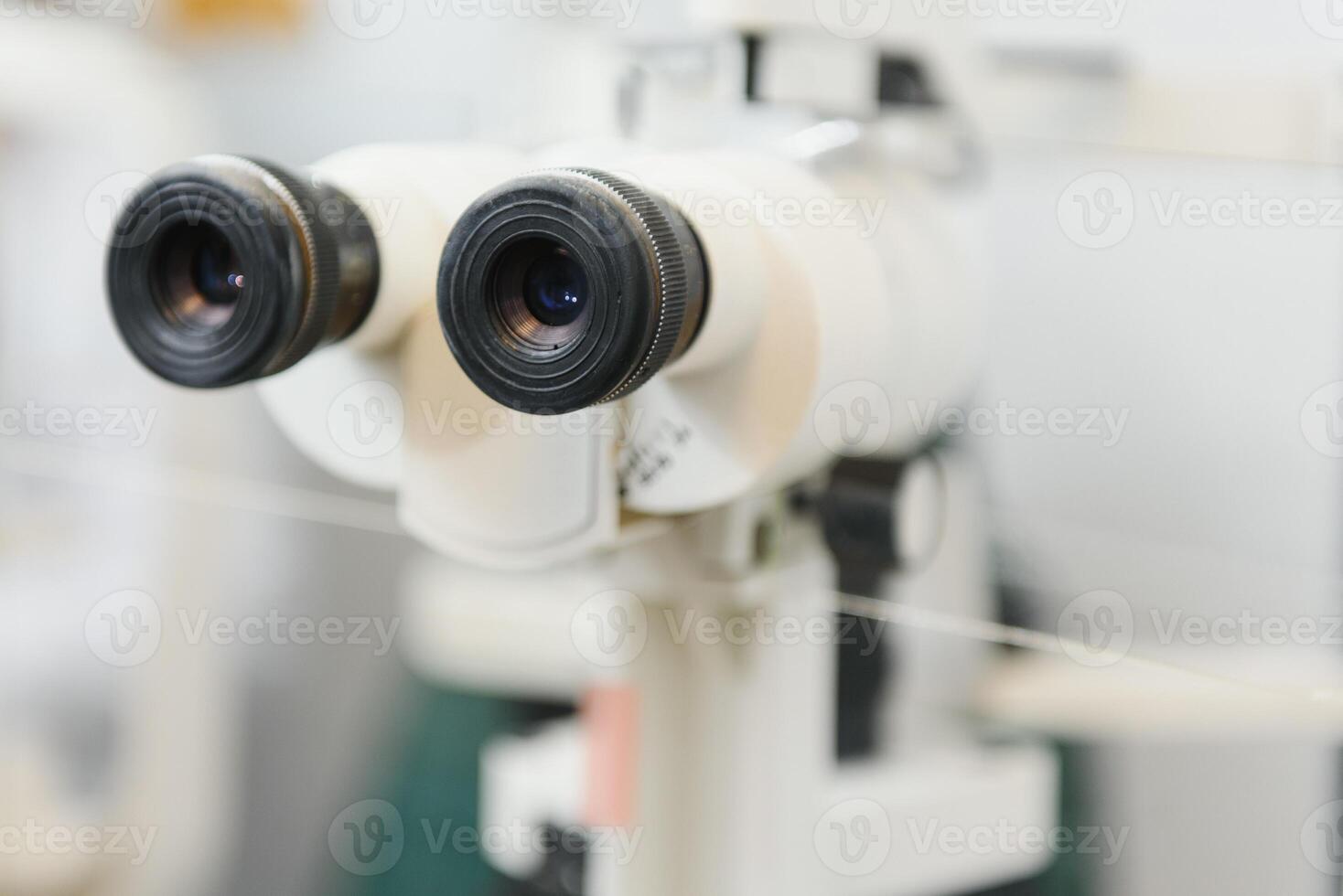 Bureau ophtalmologique clinique. visuel examen équipement. dispositifs pour le traitement de vision. ophtalmologie opération chambre. équipement pour laser vision correction en fonctionnement. photo