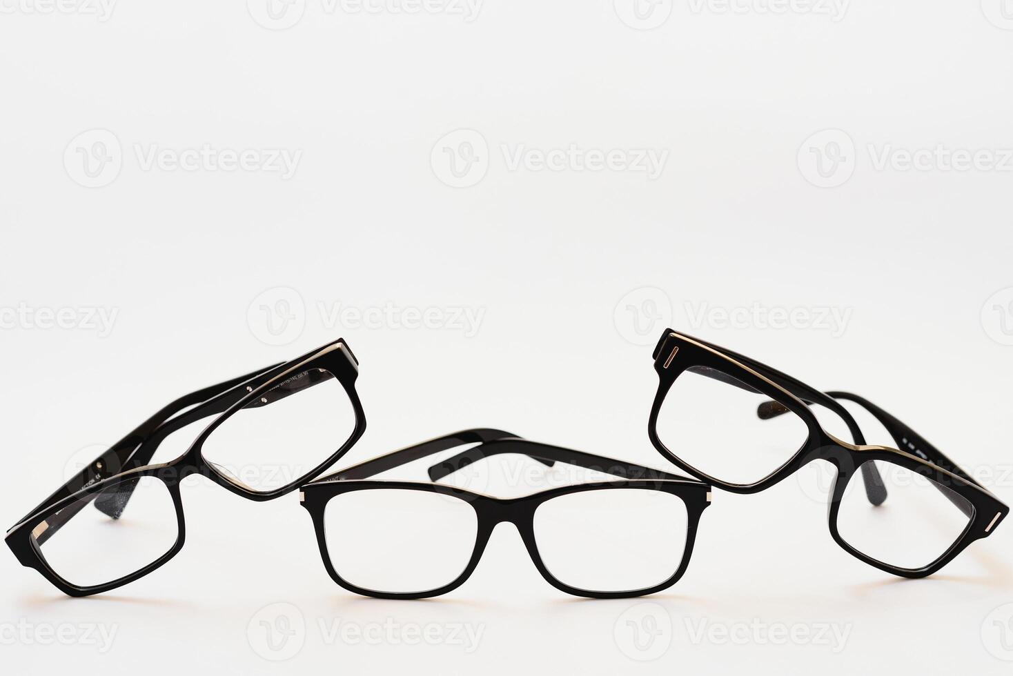 ancien des lunettes isolé sur une blanc Contexte photo